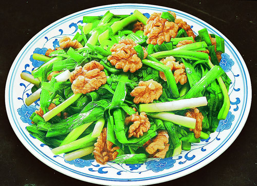 stir-fried chinese chives with walnut kernel for restoring yang